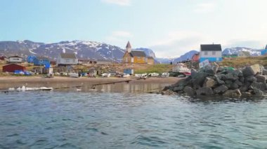 Bot POV renkli Eskimo köyü Saqqaq 'ın yanından geçiyor.