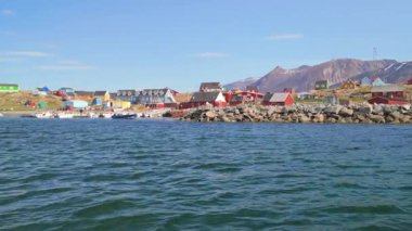 Grönland, Saqqaq 'daki renkli evlerin manzarası, geçen bir tekneden.