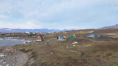 Grönland, Saqaq kıyı yerleşim yerinin yakınındaki bir koyda yüzen buzdağlarını gösteren hava görüntüsü.