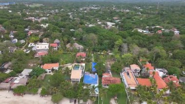 Kolombiya 'nın güzel Covenas sahil kasabası kumlu plajları ve yemyeşil tropikal bitki örtüsüyle