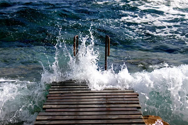 Ondas do mar Mediterrâneo batendo no pavimento — Fotografia de Stock