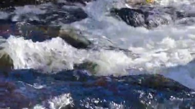 Sonbaharda Fransa 'nın güneyinde, Condax' da, ormanın ortasında küçük bir şelalenin 30 saniyeden az bir görüntüsü hala çekiliyor..