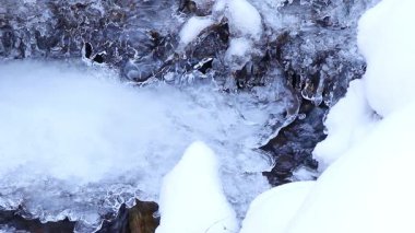 Frane 'in güneyindeki Pireneler' deki bir derenin 20 saniyelik sabit görüntü manzarası.