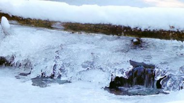 Frane 'in güneyindeki Pireneler' deki bir derenin 20 saniyelik sabit görüntü manzarası.