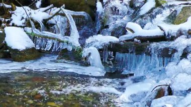 Frane 'in güneyindeki Pireneler' deki bir derenin 20 saniyelik sabit görüntü manzarası.