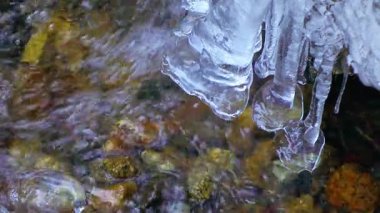 Frane 'in güneyindeki Pireneler' deki bir derenin 20 saniyelik sabit görüntü manzarası.