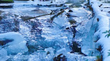 Frane 'in güneyindeki Pireneler' deki bir derenin 20 saniyelik sabit görüntü manzarası.