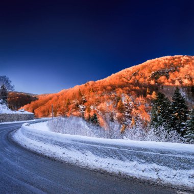 Fransa 'da Aude' den görülen karlı Pireneler Dağı manzarası