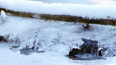 Fransa 'nın güneyinde Pireneler' deki bir derenin yaklaşık yirmi saniyelik sabit görüntü manzarası.