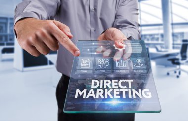 Ekonomi, teknoloji, Internet ve ağ kavramı. Busin genç