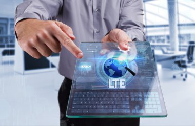 Ekonomi, teknoloji, Internet ve ağ kavramı. Genç busine