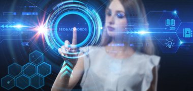 İş, teknoloji, internet ve ağ konsepti. Genç işadamı başarılı büyüme adımları üzerinde düşünüyor: SEO & Adwords