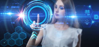 İş, teknoloji, internet ve ağ konsepti. Genç işadamı başarılı büyüme adımları üzerinde düşünüyor: emlak yönetimi