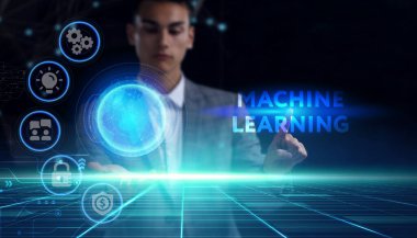 İş, teknoloji, internet ve ağ konsepti. Genç işadamı başarılı büyüme adımları üzerinde düşünüyor: Makine öğrenimi
