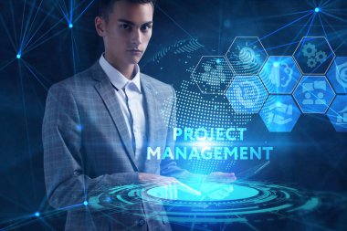 İş, teknoloji, internet ve ağ konsepti. Genç işadamı başarılı büyüme adımları üzerinde düşünüyor: Proje yönetimi