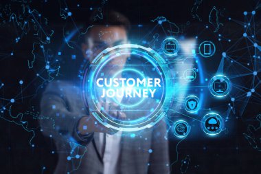 İş, teknoloji, internet ve ağ konsepti. Genç işadamı başarılı büyüme adımları üzerinde düşünüyor: Müşteri yolculuğu