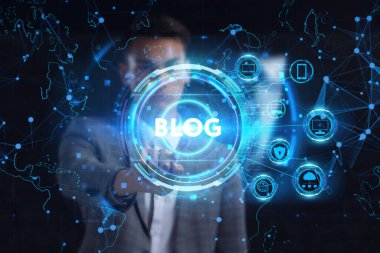 İş, teknoloji, internet ve ağ konsepti. Genç işadamı başarılı büyüme adımları üzerinde düşünüyor: Blog