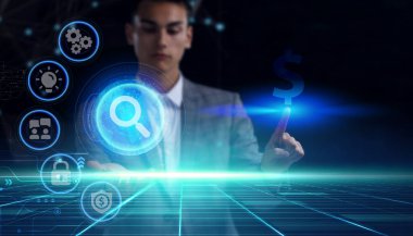 İş, teknoloji, internet ve ağ konsepti. Genç işadamı başarılı bir büyüme için adımlar üzerinde düşünüyor: 