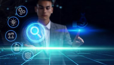 İş, teknoloji, internet ve ağ konsepti. Genç işadamı başarılı bir büyüme için adımlar üzerinde düşünüyor: 