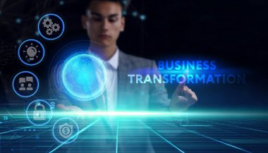 İş, teknoloji, internet ve ağ konsepti. Genç işadamı başarılı büyüme adımları üzerinde düşünüyor: iş dönüşümü