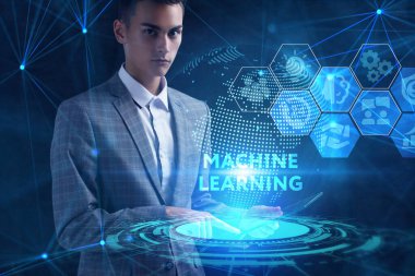 İş, teknoloji, internet ve ağ konsepti. Genç işadamı başarılı büyüme adımları üzerinde düşünüyor: Makine öğrenimi