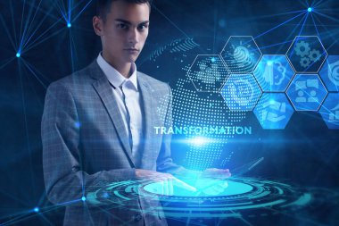 İş, teknoloji, internet ve ağ konsepti. Genç işadamı başarılı büyüme adımları üzerinde düşünüyor: dönüşüm