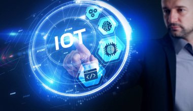 Nesnelerin interneti - IOT konsepti. İş adamı IOT ürünleri ve çözümler sunuyor.