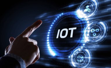 Nesnelerin interneti - IOT konsepti. İşadamı IOT ürünleri ve çözümler sunuyor. Genç işadamı sanal ekranda IoT metin ile soyut çipi seçin. 