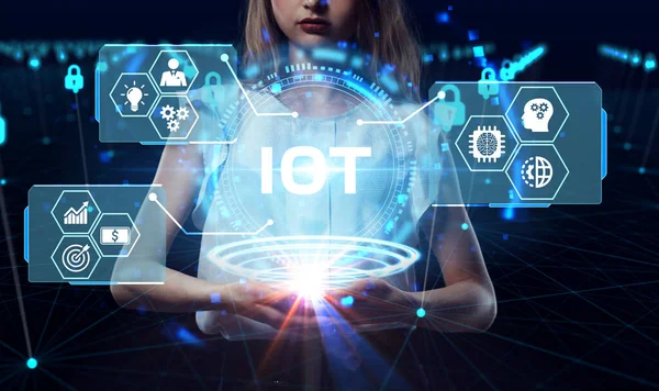 Nesnelerin interneti - IOT konsepti. İşadamı IOT ürünleri ve çözümler sunuyor. Genç işadamı sanal ekranda IoT metin ile soyut çipi seçin