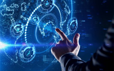 Nesnelerin interneti - IOT konsepti. İşadamı IOT ürünleri ve çözümler sunuyor. Genç işadamı sanal ekranda IoT metin ile soyut çipi seçin.