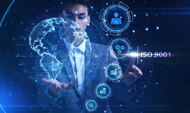 İş, teknoloji, internet ve şebeke kavramı. Geleceğin sanal ekranı üzerinde çalışan genç bir girişimci yazıyı görür: ISO 9001