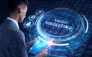 Ekranda video pazarlama ve reklam konsepti var. İş, Teknoloji, İnternet ve ağ kavramı.