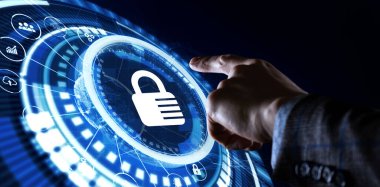 Siber güvenlik veri koruması iş teknolojisi gizlilik kavramı. Genç işadamı sanal ekrandaki ikon güvenliğini seçin.