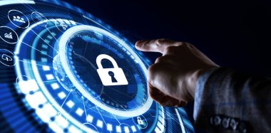 Siber güvenlik veri koruması iş teknolojisi gizlilik kavramı. Genç işadamı sanal ekrandaki ikon güvenliğini seçin.