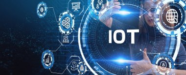 Nesnelerin interneti - IOT konsepti. İşadamı IOT ürünleri ve çözümler sunuyor. Genç işadamı sanal ekranda IoT metin ile soyut çipi seçin.