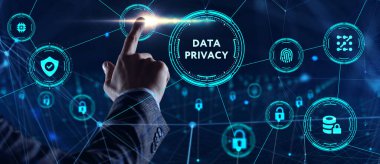 Siber güvenlik veri koruması iş teknolojisi gizlilik kavramı. Genç işadamı sanal ekranda simge veri mahremiyetini seçin.