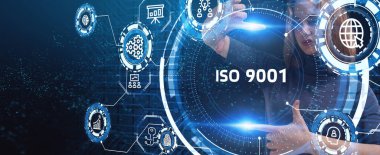 İş, teknoloji, internet ve şebeke kavramı. Geleceğin sanal ekranı üzerinde çalışan genç bir girişimci yazıyı görür: ISO 9001