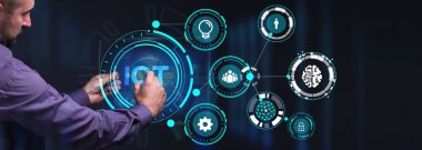 Nesnelerin interneti - IOT konsepti. İşadamı IOT ürünleri ve çözümler sunuyor. Genç işadamı sanal ekranda IoT metin ile soyut çipi seçin.