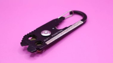 Siyah yüzeyi olan yeşil bir yüzeyde kırmızı bir uğur böceğinin yakın çekimi