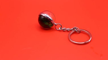 elmaslı kırmızı yüzük