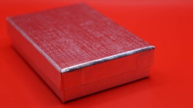 Beyaz arkaplanı olan kırmızı kutu