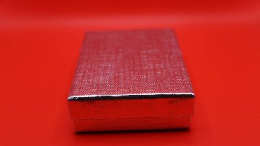 Kırmızı ve beyaz bir metal kutunun yakın plan çekimi.