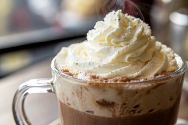 Lezzetli kremalı krema Sıcak içecek, kahve, tatlı