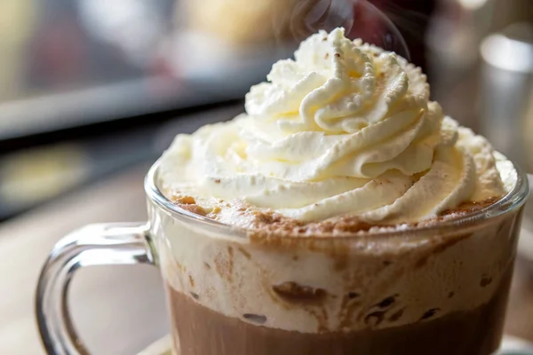 Lezzetli kremalı krema Sıcak içecek, kahve, tatlı