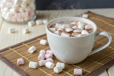 Şekerlemeli Lezzetli Sıcak Çikolata: Sıcak Kış İçeceği Fotoğrafları