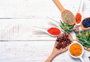 Toz baharat ve kaşık üzerinde otlar