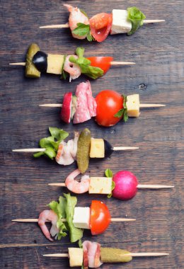 ahşap zemin üzerine şişleri