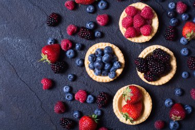 çilek: ahududu, yaban mersini, böğürtlen, strawberrie