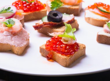 Ahşap arka plan üzerinde küçük sandviçler