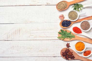 Toz baharat ve kaşık üzerinde otlar